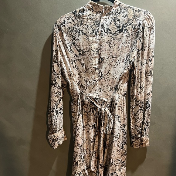 Leith ruffled dress - Picture 2 of 3